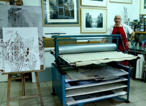 VIDEO | Mediante la “xilografía”, el artista Leonardo Gotleyb retrata las sombras y el caos de la vida