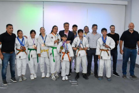 El gobernador Zdero reconoció el desempeño de jóvenes chaqueños de diferentes disciplinas