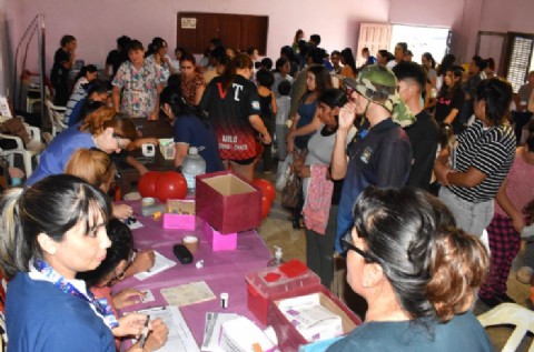 Salud acercó controles médicos y certificados escolares a niños de Villa Elba