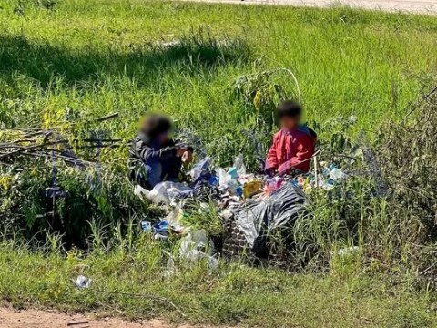 Denuncian que menores buscan comida de mini basurales en General San Martín
