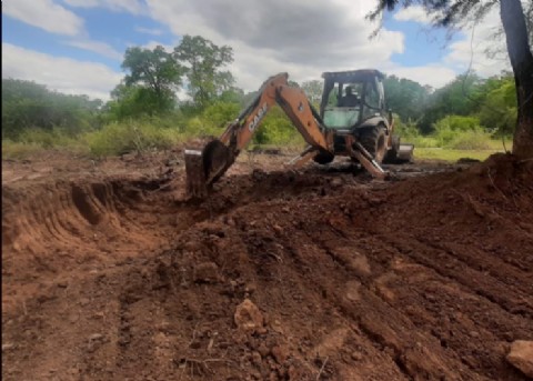 El Municipio de Colonia Elisa y el Consorcio Camionero 64 trabajan juntos en el mantenimiento de caminos rurales