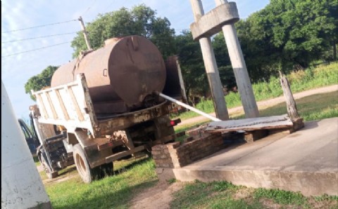 El Municipio de Colonia Elisa refuerza el traslado de agua para asistir a vecinos afectados por la sequía