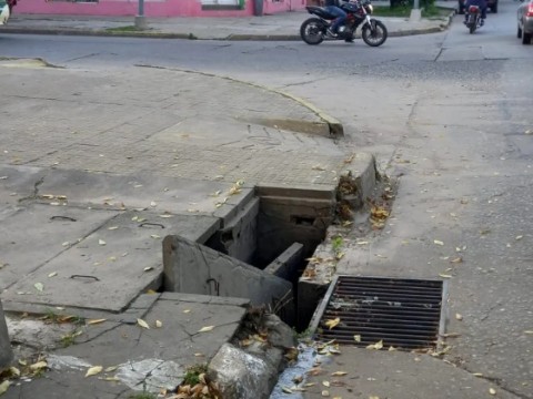 Resistencia: un hombre se accidentó al pisar una boca de desagüe