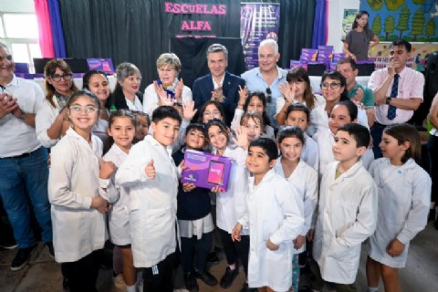 El Gobierno provincial entregó tablets a escuelas de General San Martín