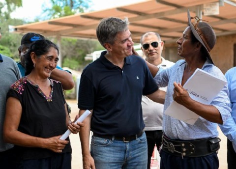 El Gobierno provincial entregó adjudicaciones de tierras a familias de Misión Nueva Pompeya
