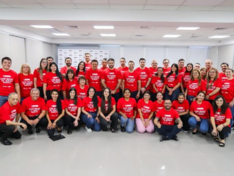 Lotería Chaqueña iluminó su fachada en el marco de la campaña “Luz roja al juego ilegal”