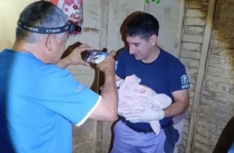 Una mujer requirió asistencia de policías y enfermeros para dar a luz en Las Breñas