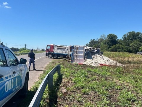 Un camión sufrió el vuelco de su acoplado cerca de Avia Terai