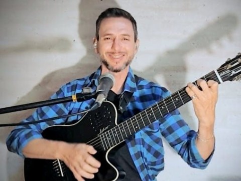 VIDEO | Con guitarra y folklore: el artista Lucas Gelman traspasando fronteras e inculcando los históricos valores