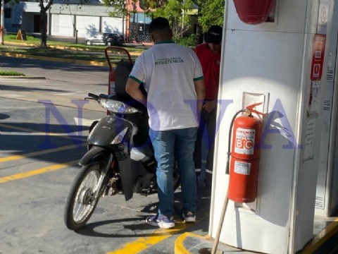 Haz lo que digo, no lo que hago: trabajador municipal de Resistencia logró cargar nafta sin casco