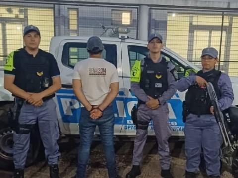 Atraparon a un hombre caminando por el centro de Resistencia y descubrieron que tenía pedido de captura