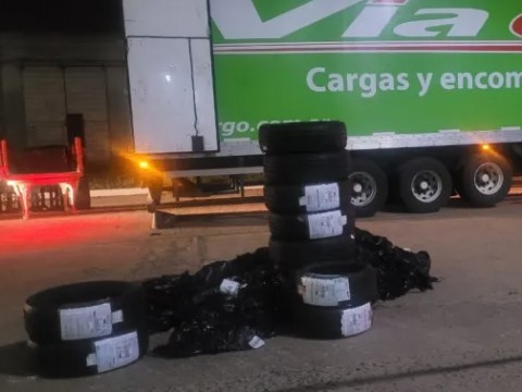 Demoraron un camión con carga millonaria en el Puente General Belgrano
