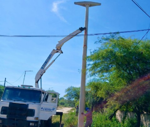 Avanza la extensión de la red eléctrica en el barrio Cacique Francisco Supaz de Misión Nueva Pompeya