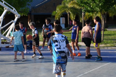 El Instituto del Deporte Chaqueño invita a sumarse a las clases gratuitas de básquet
