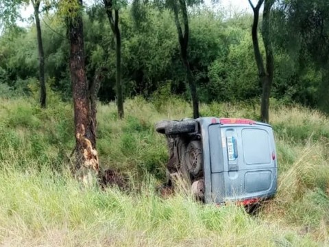 Un hombre murió al perder el control y volcar con su camioneta en Cote Lai