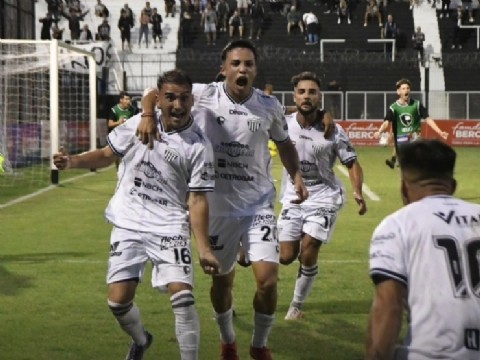 For Ever logró un agónico triunfo ante All Boys, en el debut de Pedro Llorens