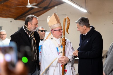 El gobernador Zdero acompañó la misa por Santa Rita de Casia en Puerto Tirol