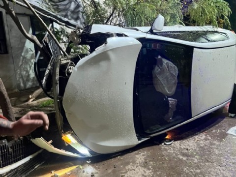 Un automovilista se habría dormido y volcó tras un despiste en Resistencia