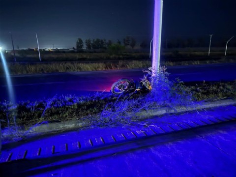 Motociclista resultó herido tras chocar contra un cantero central en Resistencia
