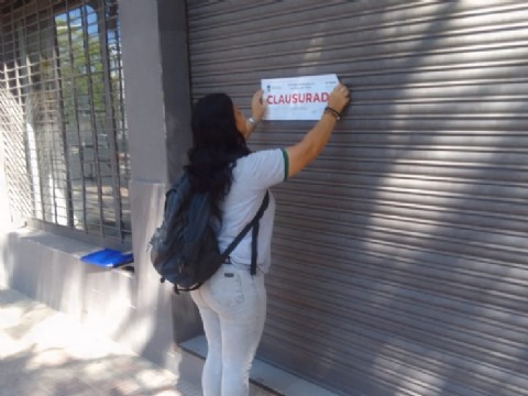 El municipio de Resistencia clausuró un local comercial por tirar basura en la vía pública