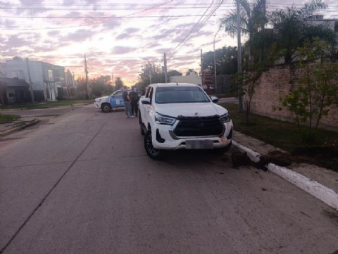 Automovilista ebrio chocó contra una columna led en Villa Ángela