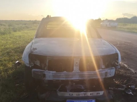 Un automóvil se prendió fuego cuando circulaba por la Ruta 95