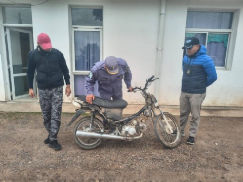 Recuperaron una moto y un celular robados que habían sido comercializados en Pampa del Indio