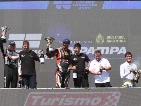 Lucas Bohdanowicz metió doble podio en la apertura de la temporada de Turismo Carretera 2000