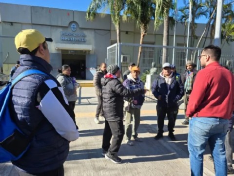 Los “trapitos” protestaron frente a la Municipalidad de Resistencia y cayó la sesión del Concejo