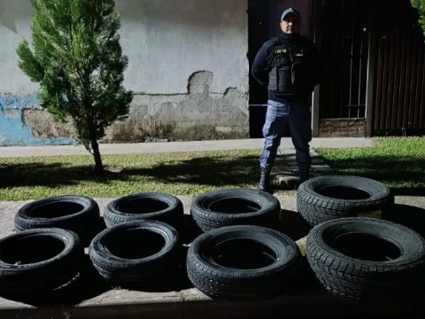 Secuestraron ocho neumáticos que eran trasladados de manera ilegal en Puerto Eva Perón