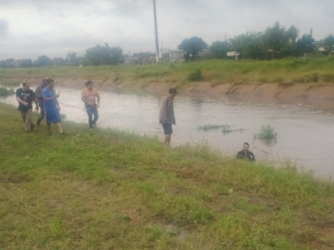 Bomberos rescataron a un perro arrastrado por el canal pluvial en Resistencia