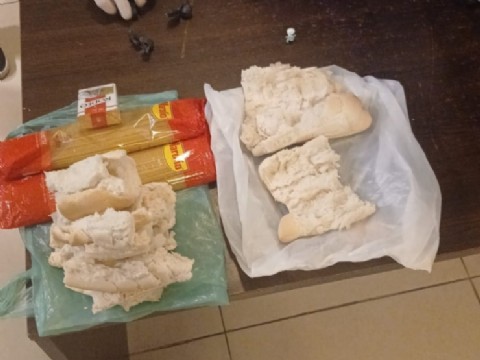 Resistencia: intentó pasar droga oculta en panes a un detenido y terminó notificado por narcotráfico