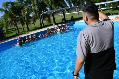 Laguna Blanca impulsa prácticas de natación para futuros profesores de Educación Física