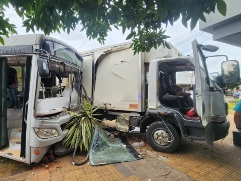 Varios heridos tras un fuerte choque entre un colectivo y un camión en Resistencia