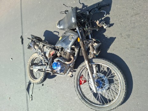 Murió un motociclista tras chocar contra una camioneta estacionada en la avenida 9 de Julio
