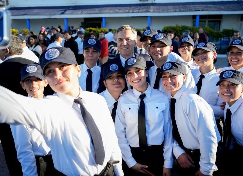 Más de 300 alumnos de la Policía y del Servicio Penitenciario juraron fidelidad a la enseña nacional