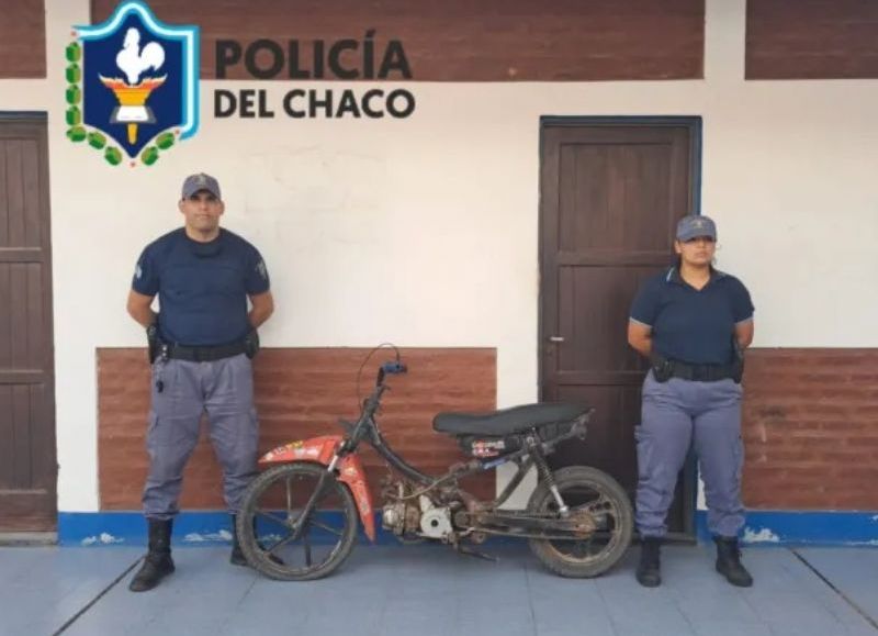 Detectaron a un adolescente que circulaba parado sobre una moto en General Pinedo