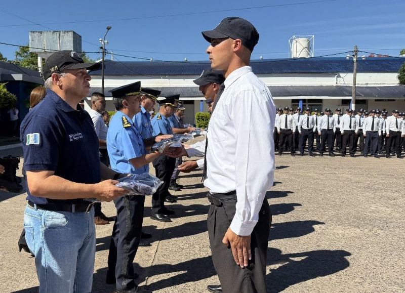 El Gobierno provincial entregó uniformes a los futuros agentes de policía