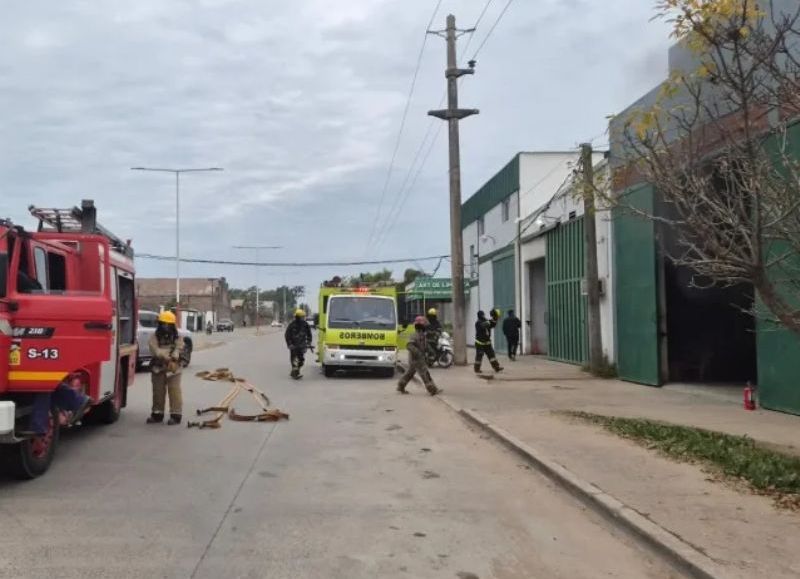 Un taller metalúrgico sufrió un incendió por la explosión de una batería en Resistencia
