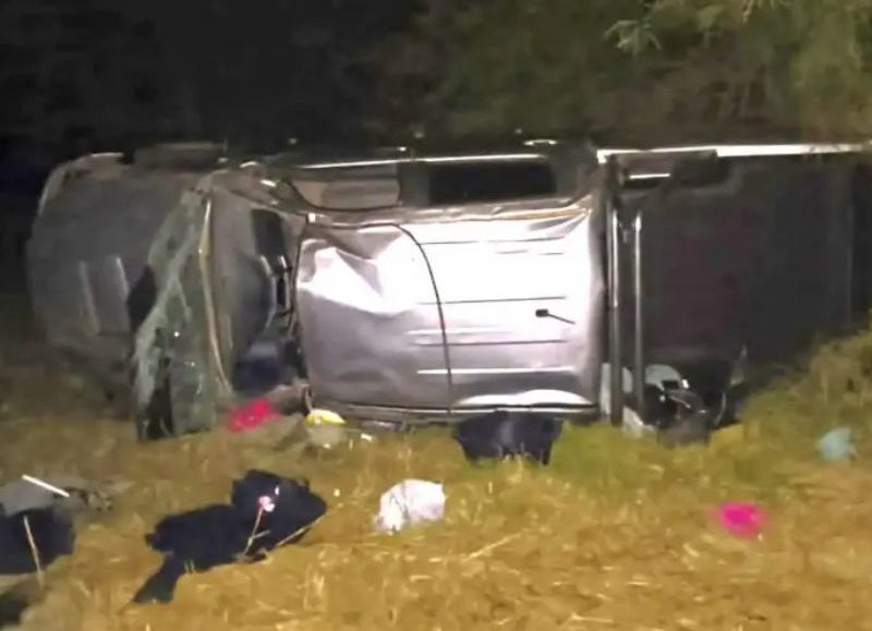 Una camioneta con una familia a bordo volcó y despistó cerca de Las Breñas