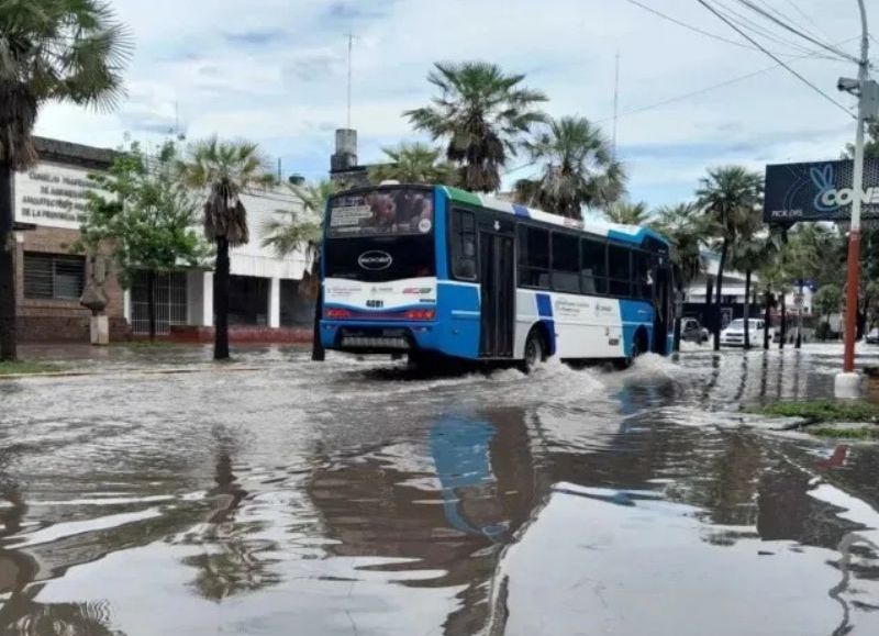 Por las lluvias, suspendieron momentáneamente el servicio de colectivos en el Gran Resistencia