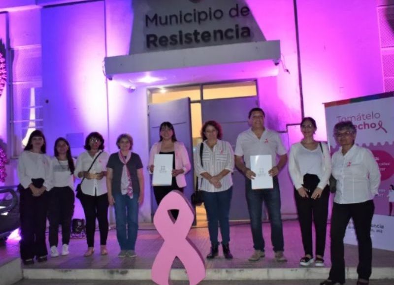 Iluminaron de rosa la fachada del edificio municipal en el D a