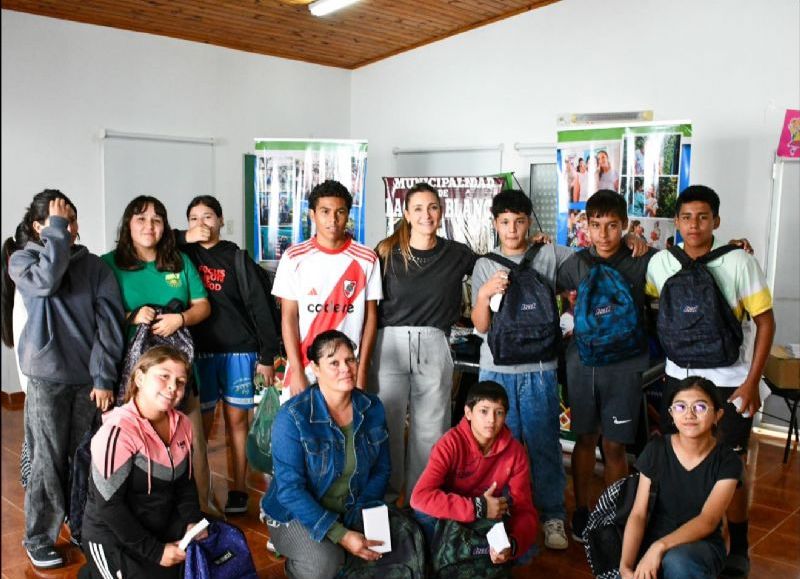 La Municipalidad de Laguna Blanca entregó mochilas, útiles y calculadoras científicas a estudiantes secundarios