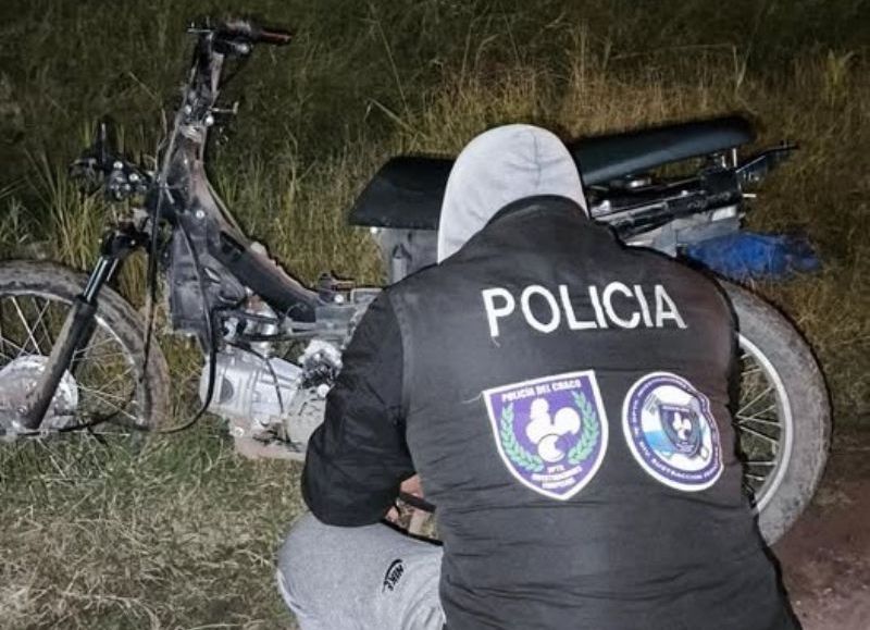 Recuperaron una moto robada y el sospechoso se fugó por el monte en Fontana