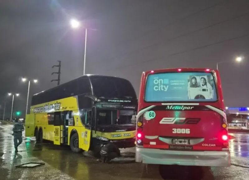 Dos colectivos chocaron en Resistencia y un pasajero resultó lesionado
