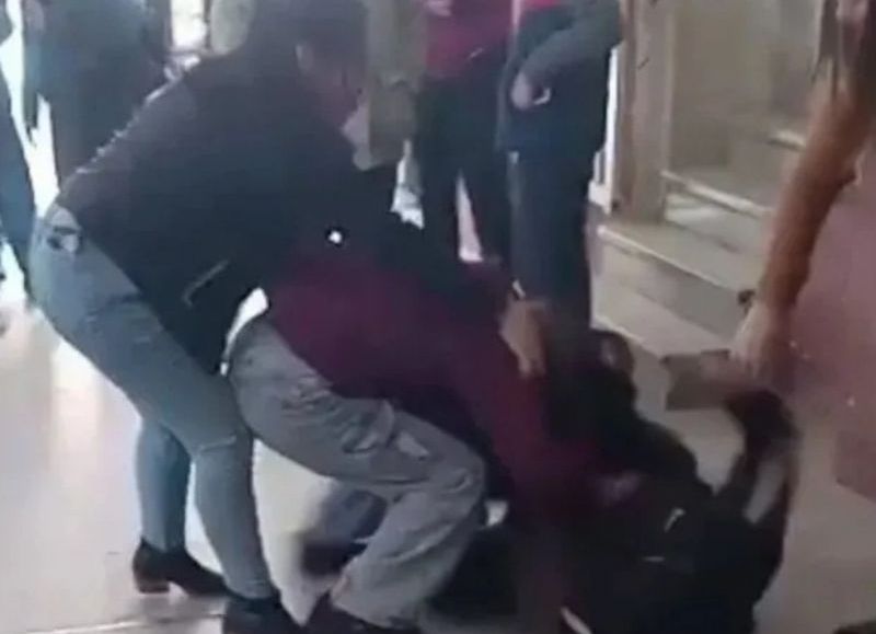 Violenta pelea entre alumnas en Sáenz Peña terminó con una adolescente siendo hospitalizada
