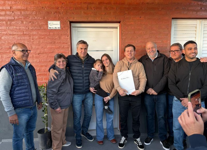 El Gobierno provincial entregó viviendas a familias de Coronel Du Graty