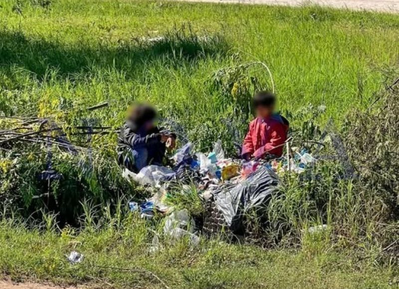 Denuncian que menores buscan comida de mini basurales en General San Martín