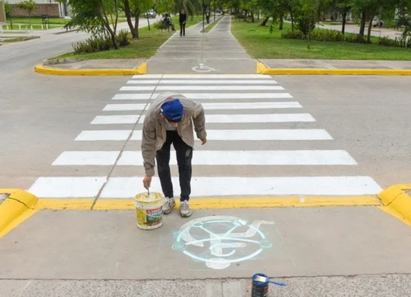 Sáenz Peña avanza con la demarcación de sendas peatonales y señalética de accesibilidad