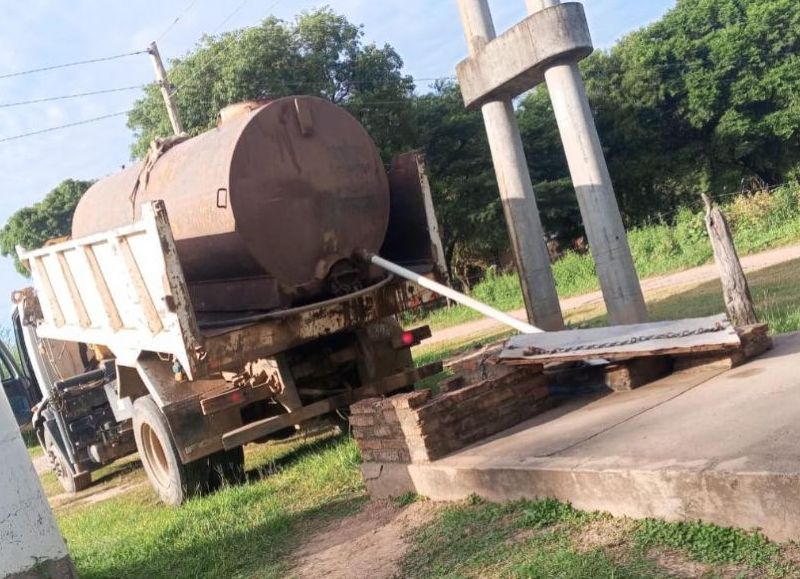 El Municipio de Colonia Elisa refuerza el traslado de agua para asistir a vecinos afectados por la sequía